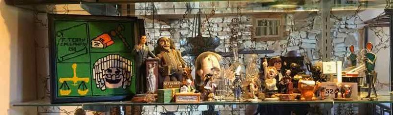 lot 52 image: (21) Figurines  Asst. Lawyers