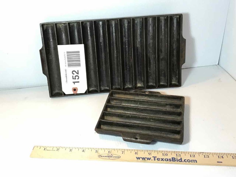 lot 152 image: (1) Wagner Ware 11 Corn Stick Pan & (1) 5 Corn Stick Pan