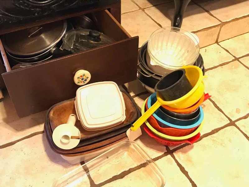 lot 191 image: Asst. Pots, pans, plastic bowls, stainless bowls, etc.