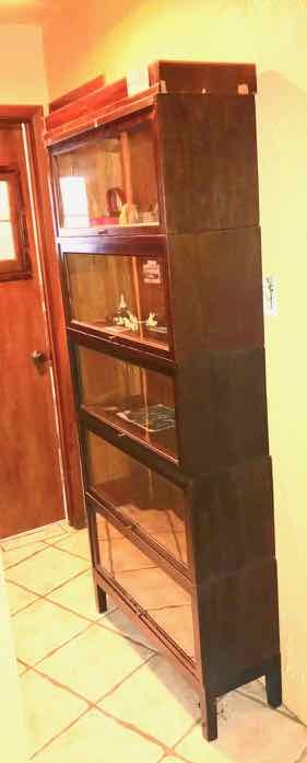 lot 410 image: Antique Shaw-Walker 5-Stack Lawyers Bookcase