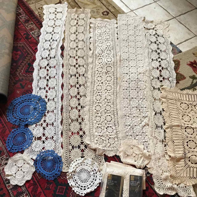 lot 415 image: Lace Runners & Doilies