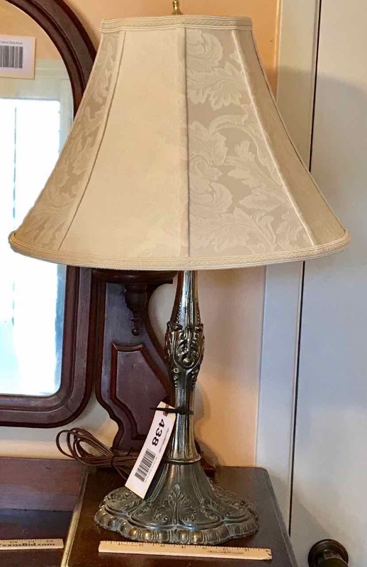 lot 438 image: (1) Cast Metal Table Lamp