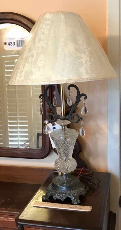 lot 440 image: Crystal Drop Table Lamp