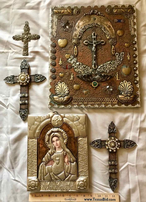 lot 452 image: (2) Forma en Aluminum Iconos (Mary, Jesus) & (2) Crosses