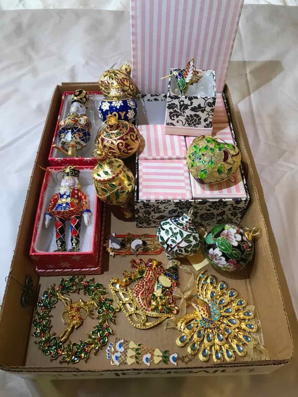 lot 494 image: Christmas Ornaments  Fancy Golds & Colors