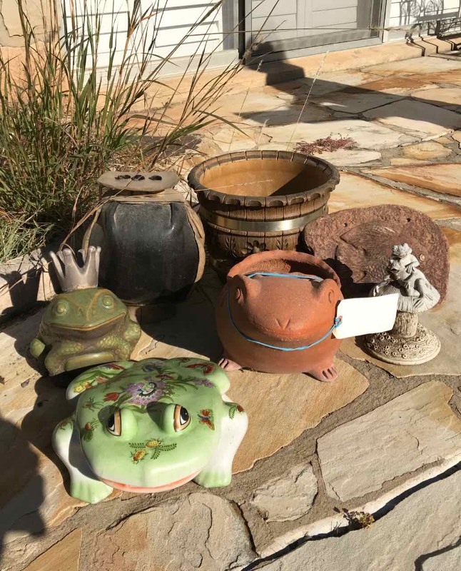 lot 520 image: Ceramic Frogs & Other Patio Decorations