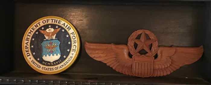 lot 537 image: Carved Wings & Dept. Of Air Force Plaque