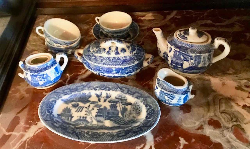 lot 573 image: Made in Occupied Japan, Blue & White Childs Tea Set