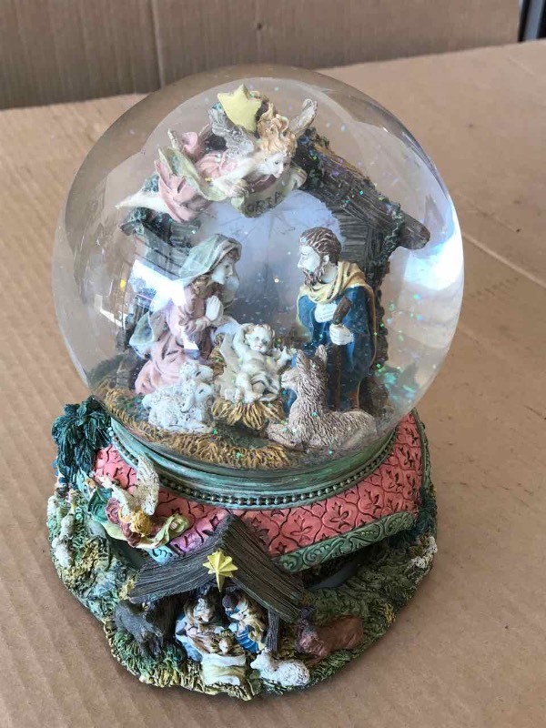 lot 612 image: Nativity Glittery Water Globe (Wind-Up Music)
