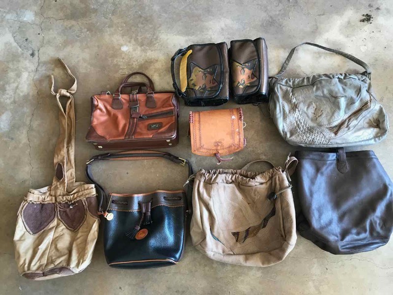 lot 615 image: Asst. Hand Bags in Tub