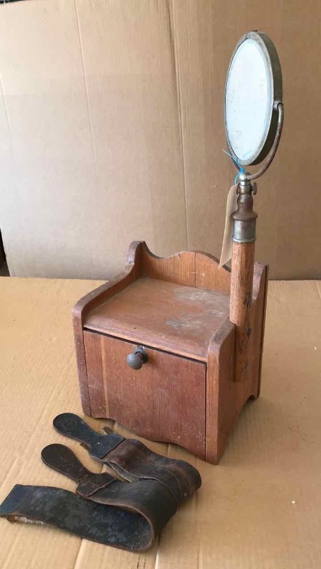 lot 628 image: Little Vintage Shaving Stand with Strop