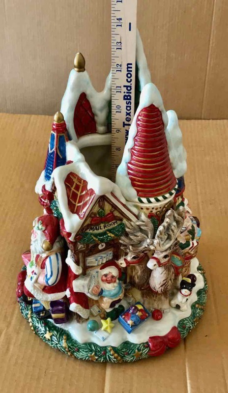 lot 632 image: Fitz & Floyd Ceramic Christmas Vase