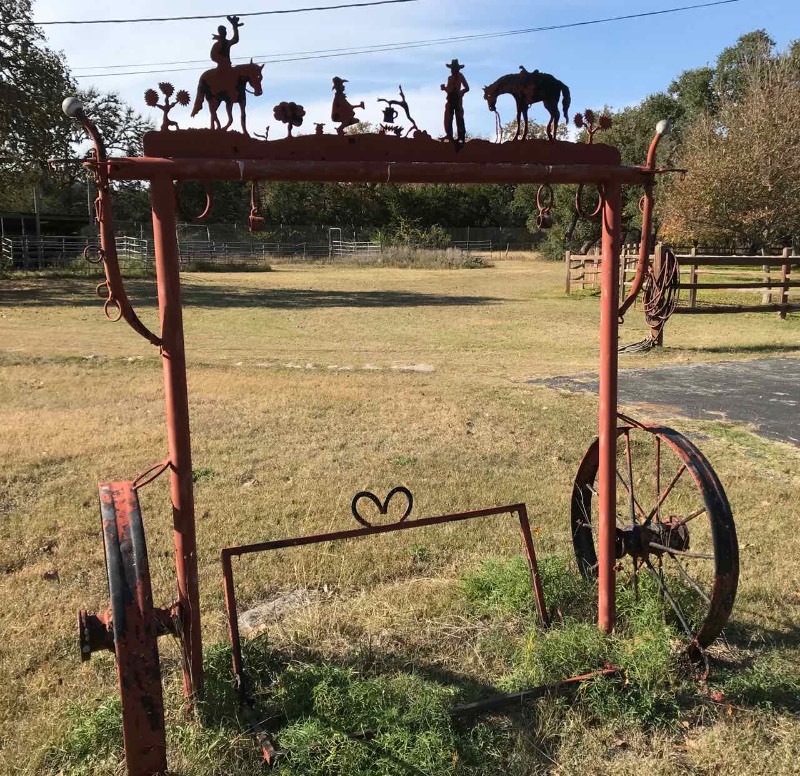lot 644 image: WesternCowboy Style Wagon Wheel Swing