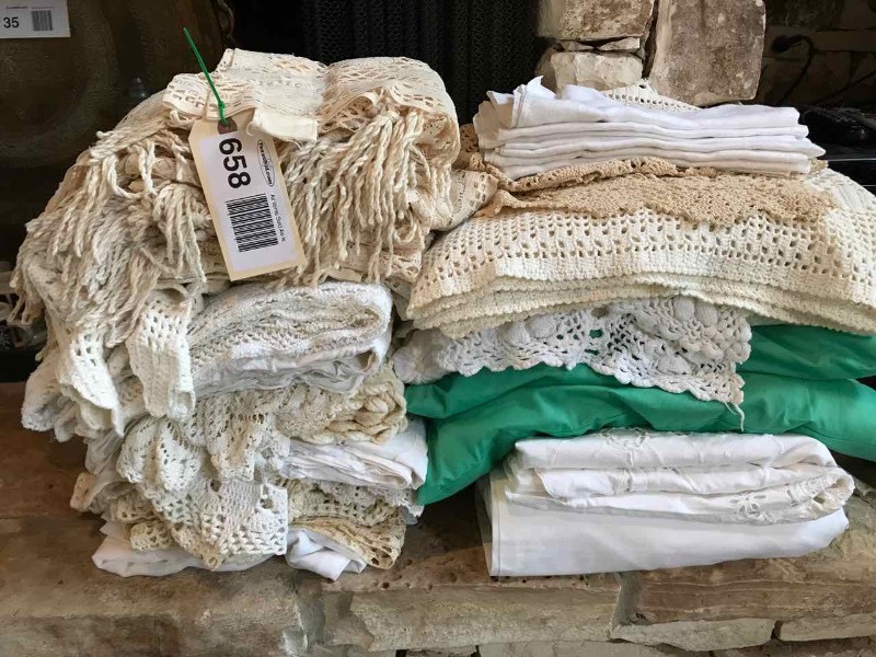 lot 658 image: Doilies, Runners, Table Cloths, Napkins, Window Dressings