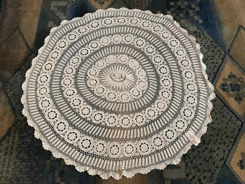 lot 660 image: lacey Round Table Cover