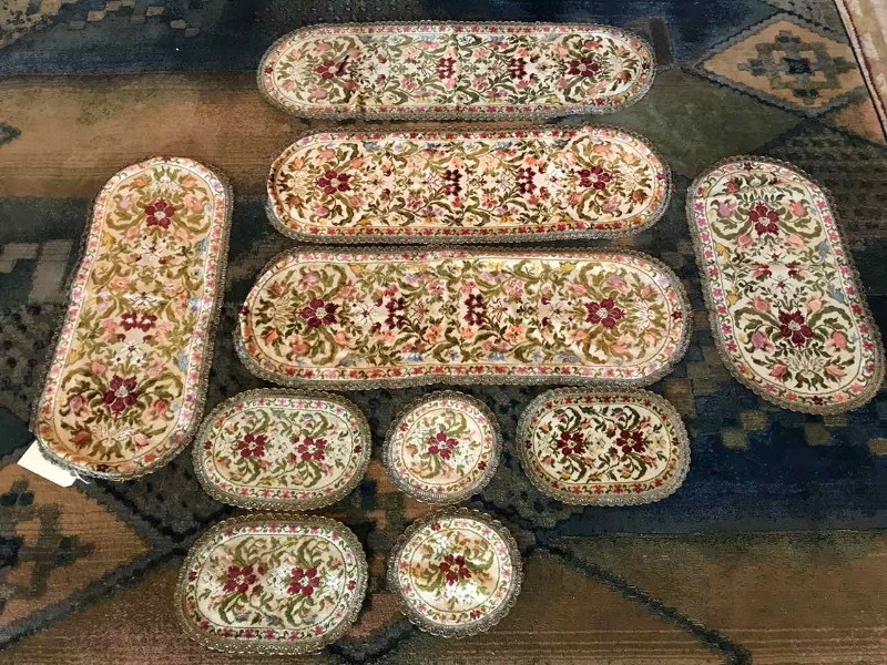 lot 662 image: Runners & Doilies Brocade Style