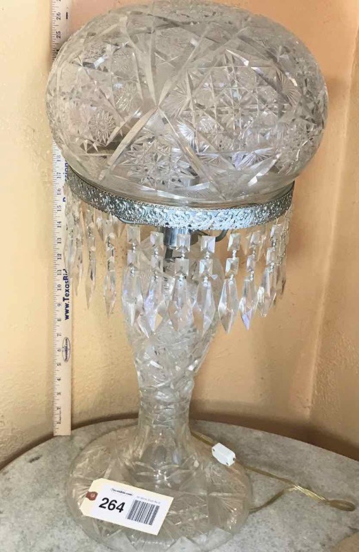 lot 264 image: Beautiful Cut Crystal Table Lamp (rounded top)