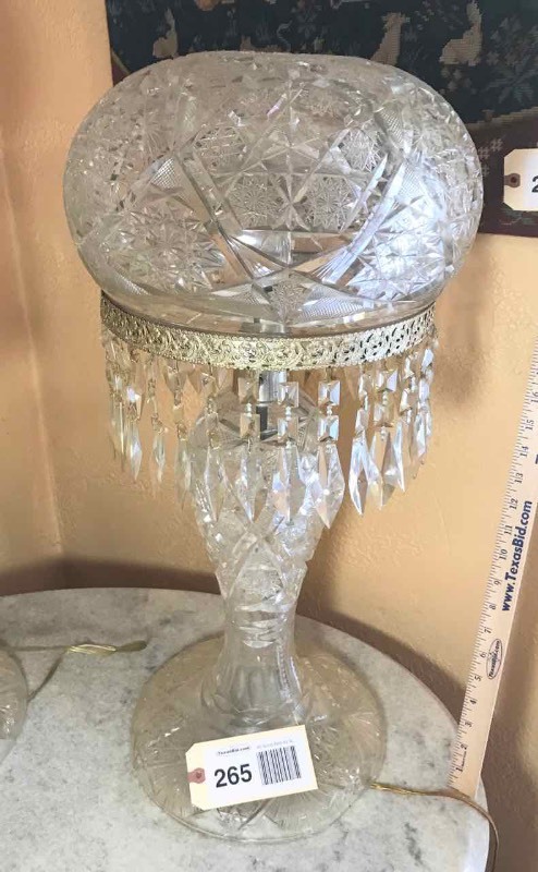 lot 265 image: Beautiful Cut Crystal Table Lamp (flat top)