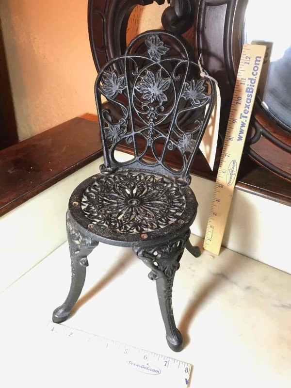 lot 322 image: Cast Iron Doll Chair