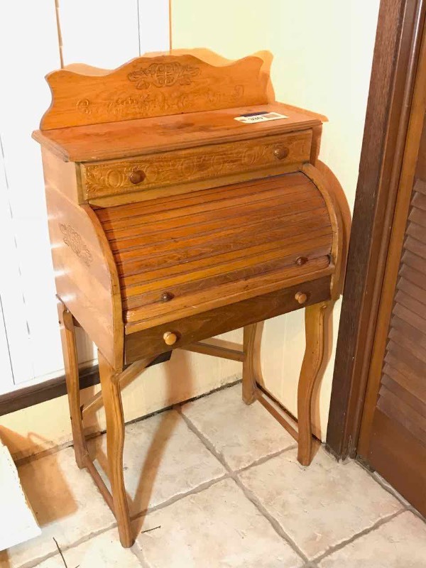 lot 330 image: Oak Childs Roll Top Desk