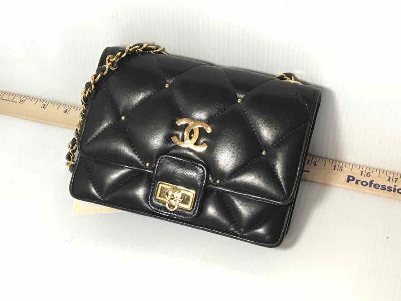 lot 246 image: (1) Purse Chanel, Black Quilted Cross Body