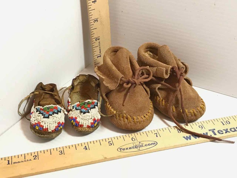 lot 389 image: (2) Pair Mocassins  1 Beaded, 1 Leather