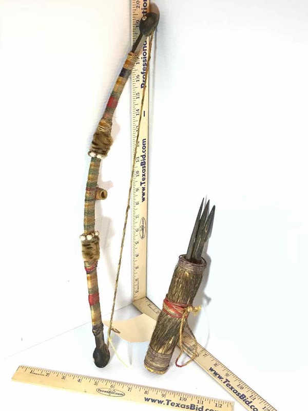lot 392 image: Alaskan Souvenier  Small Bow, Quiver with Arrows