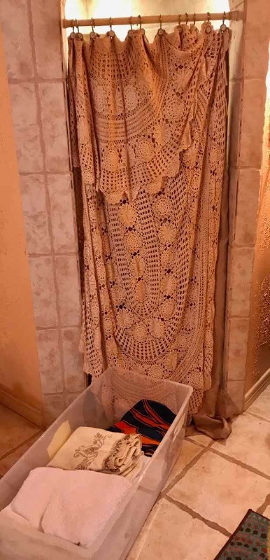 lot 312 image: Shower Curtain & Tub full of Towels