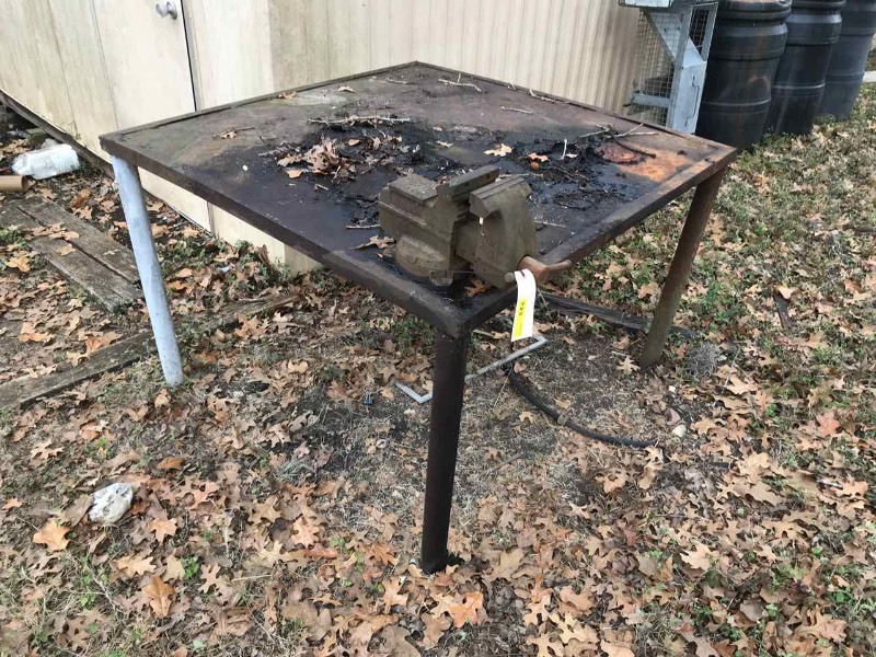 lot 723 image: Heavy Metal Work Table & Vise