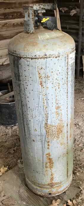 lot 807 image: Tall Propane Tank (may have fuel in it)