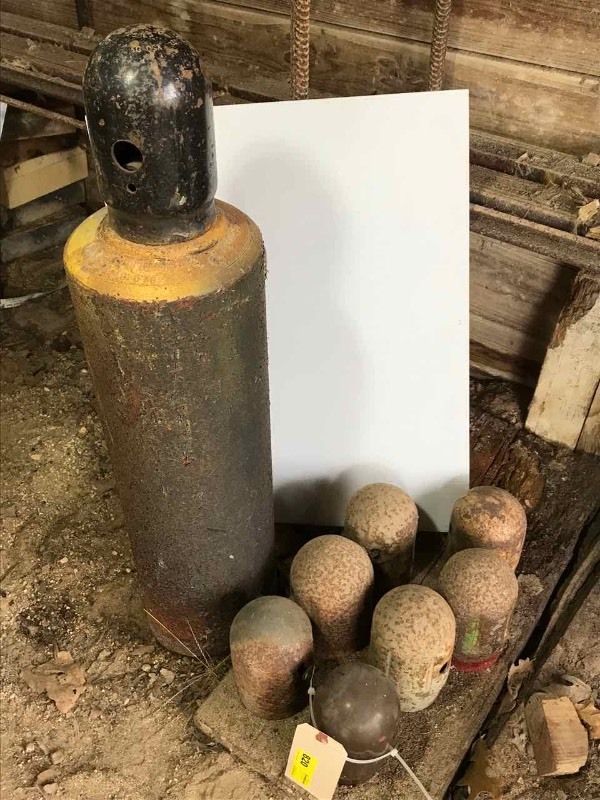 lot 820 image: Acetylene Bottle & Caps
