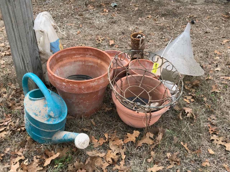 lot 827 image: Pots