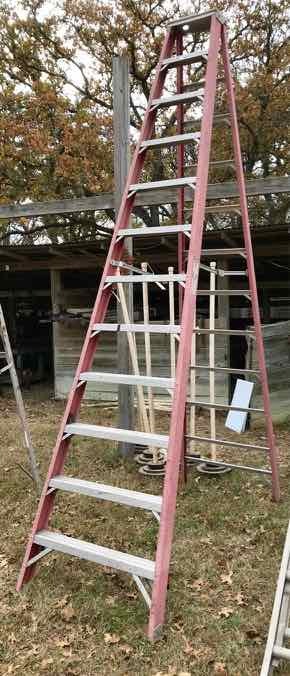 lot 832 image: Step Ladder (Fiberglass, 12 ft. )