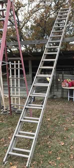 lot 833 image: Extension Ladder (about 40 ft.)