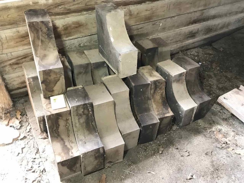 lot 839 image: (18) Wood Architectural Corners