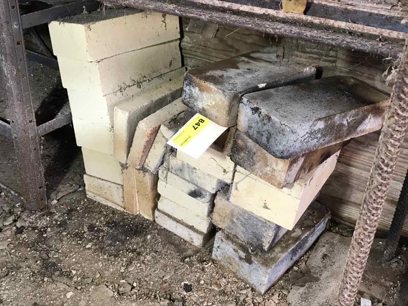 lot 847 image: Fire Bricks, Asst. Sizes