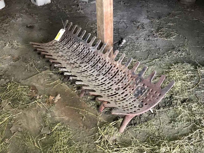lot 873 image: Large Cast Iron Fireplace Grate