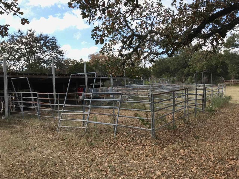 lot 901 image: Horse Pens, Gates (34 Panels)
