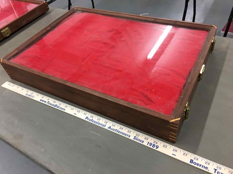 lot 912 image: Display Case,  26in x 18in x 3.5in