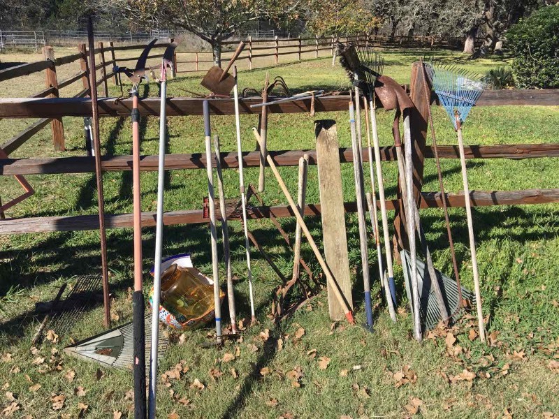 lot 913 image: Assortd Yard Tools and Rock Bar