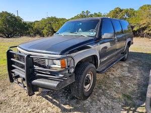 lot 7 image: Surplus 1999 GMC 2500 Suburban SL 4x4, black (3GKGK26R9XG508519)