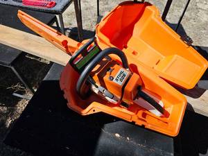 lot 72 image: Stihl 026 Chain Saw, 16 inch, extra chain and oil.