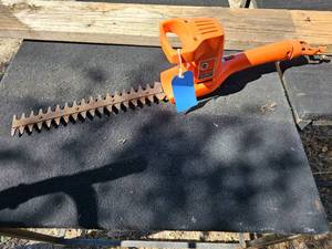 lot 74 image: Black & Decker Shrub & Hedge Trimmer