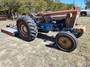 lot 90 image: Ford 4000 Diesel Tractor with Shredder,  needs clutch, we did not try to start it.
