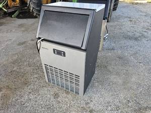 lot 17 image: Street Department Surplus  Rovsun HZB-45 Under Counter Ice Machine, 115 volt., approx. 17.5x16x31 in