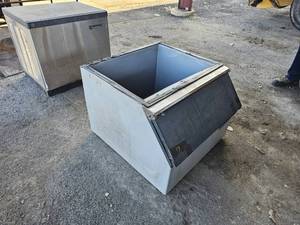 lot 19 image: Street Department Surplus  Scottsmann  Ice Maker (no legs), includes ice bin. Mod. CME256AS-1F