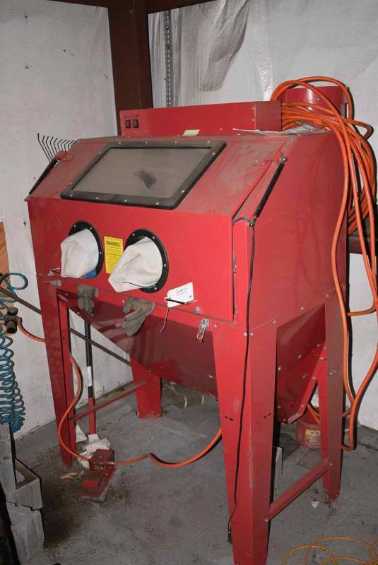 lot 185 image: SBC420 Sand Blast Cabinet
