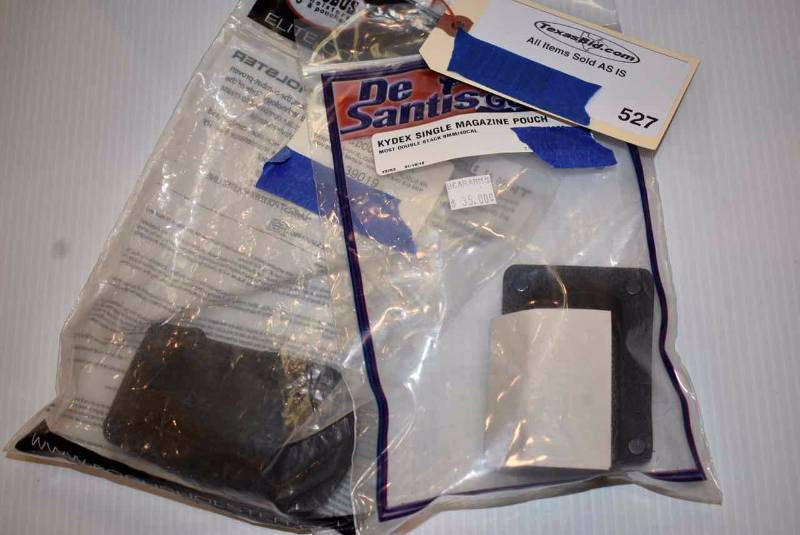 lot 527 image: Desantis Mag Pouch