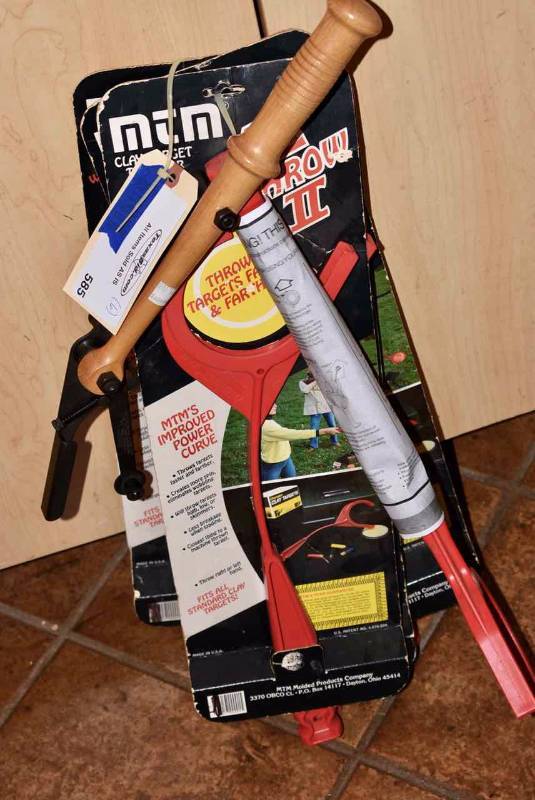 lot 585 image: Clay Target Throwers