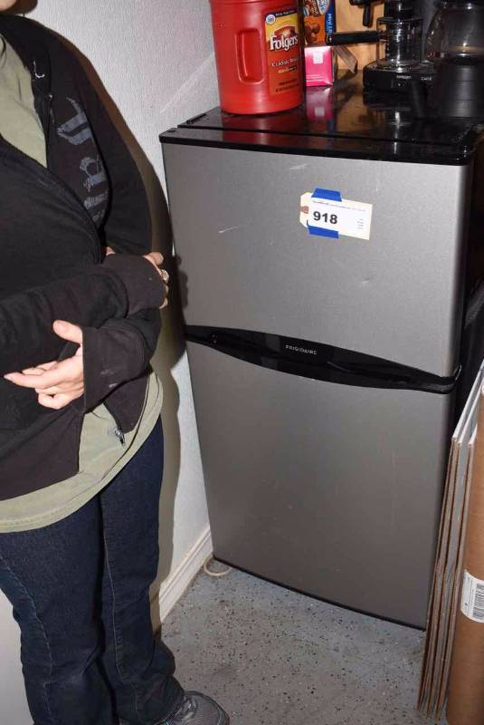 lot 918 image: Frigidaire Office RefrigeratorFreezer